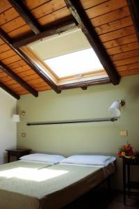 1 dormitorio con 2 camas y ventana grande en Da Laura, en Brunate