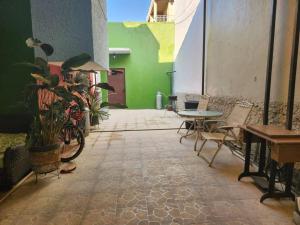 um pátio com uma bicicleta, mesas e cadeiras em LoftJaguar em Palenque