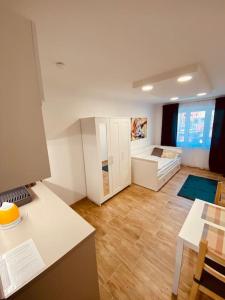 un salon avec un canapé et une table dans l'établissement Harmony and Peace central Szeged, à Szeged