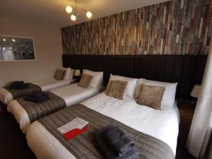 una camera d'albergo con due letti di THE QUORN HOTEL a Blackpool