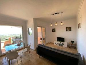 een woonkamer met een bank en een tafel bij LA SELLA Jacaranda 31 bloque 13 in Pedreguer