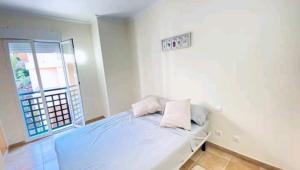 een slaapkamer met een bed en een raam bij LA SELLA Jacaranda 31 bloque 13 in Pedreguer
