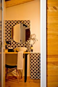 een badkamer met een wastafel en een spiegel bij Hotel Casa Luna in Zafra