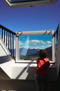 een vrouw die voor een groot raam staat bij PIANA112 apartment in Cannobio