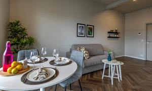 sala de estar con mesa y sofá en Iceland SJF Apartments - 503, en Reikiavik