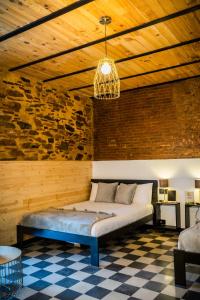 una camera con un letto in un muro di mattoni di Hotel Casa Luna a Zafra