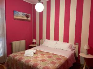 A bed or beds in a room at Hotel Meri 1956 Locanda e Cucina