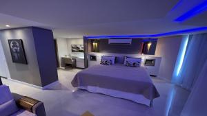 - une chambre dotée d'un lit avec des lumières bleues dans l'établissement Seaflats Iate Plaza Hotel, à Fortaleza