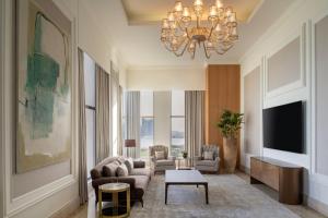 Een TV en/of entertainmentcenter bij The St. Regis Doha
