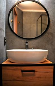 lavabo con espejo encima en Apartament 914, en Wisła