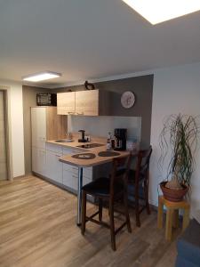 uma cozinha com mesa e cadeiras num quarto em Bergblick em Thale