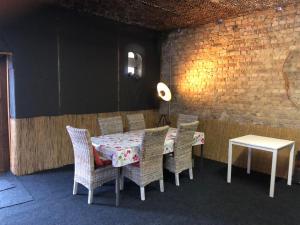 a table and chairs in a room with a brick wall at Kuckunniwi Tipidorf in Werder