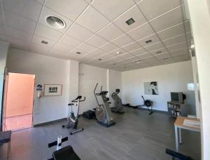 een fitnessruimte met diverse hometrainers in een kamer bij LA SELLA Jacaranda 31 bloque 13 in Pedreguer