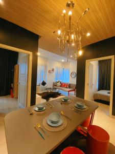 een woonkamer met een tafel en een eetkamer bij Kuala Lumpur Arte 3Bedrooms Master Residence in Kuala Lumpur