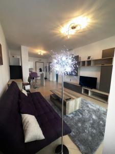 - un grand salon avec un canapé et une table dans l'établissement Central Apartment, à Timişoara