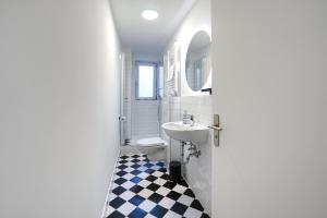 łazienka z umywalką i toaletą w obiekcie vonBehling Boutique Apartment - Gemeinsam leben am Puls der Innenstadt w mieście Wiesbaden