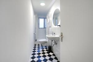 a bathroom with a sink and a toilet at Therme - zentral - Gruppen - 3 SZ - vonBehling in Wiesbaden