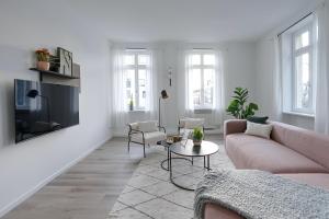 a living room with a couch and a table at vonBehling Boutique Apartment - Gemeinsam leben am Puls der Innenstadt in Wiesbaden