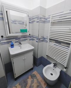 y baño con lavabo, aseo y espejo. en Monolocale Maria Vittoria, en Turín