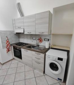 una pequeña cocina con fregadero y lavadora en Monolocale Maria Vittoria, en Turín