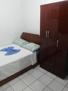 1 dormitorio pequeño con 1 cama y armario en Santa Cruz Hotel, en Goiânia