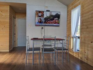 TV a/nebo společenská místnost v ubytování Cabaña Coigües Balneario Punta de Lapas