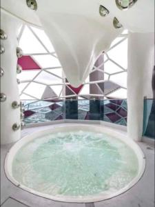 een groot bad in een badkamer met een glazen plafond bij Kuala Lumpur Arte 3Bedrooms Master Residence in Kuala Lumpur