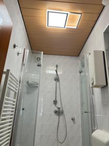 ボーフムにあるModernes Apartment 5 , 6 und 7 in Bochumのシャワー、洗面台、トイレ付きのバスルーム +112枚の写真