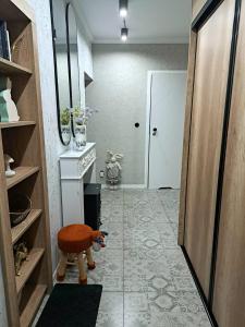 a room with a hallway with a stool and a mirror at Apartament Lipova in Piechowice