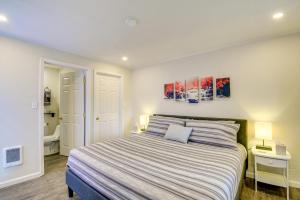 Postel nebo postele na pokoji v ubytování Bremerton Vacation Rental Near Hiking and Downtown