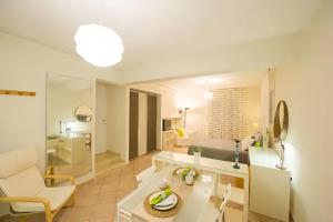 un soggiorno con tavolo e sedie in camera di ZEN Cozy Urban Ap in the heart of Zakynthos town a Città di Zante