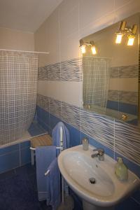 a bathroom with a sink and a mirror at Alojamento Mareta in Sagres