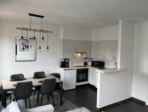 una cucina con tavolo e sedie in una stanza di Appartement Wim a Blankenberge
