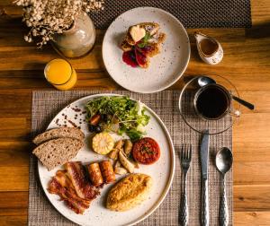 une table avec deux assiettes de nourriture sur une table dans l'établissement AMAYA HOME - Lodge, Spa & Restaurant, à Hanoï