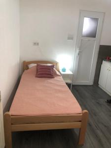 1 dormitorio con 1 cama grande con manta naranja en Miki, en Sarajevo