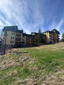 Το κτήριο όπου στεγάζεται  το διαμέρισμα