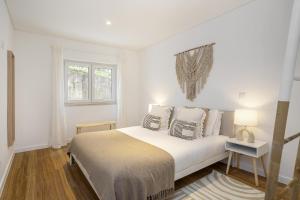 เตียงในห้องที่ WHome Chic & Stylish Retreat in Estoril's Finest Location