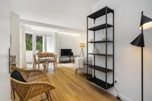 uma sala de estar com uma prateleira de livros pretos ao lado de um quarto em WHome Chic & Stylish Retreat in Estoril's Finest Location em Estoril