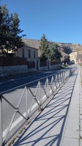 ein Zaun an der Straßenseite in der Unterkunft Casa Agapito Marazuela in Segovia