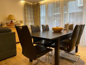 ein Esszimmer mit einem Tisch und Stühlen in der Unterkunft Garden City Appartement in Salzburg