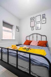 Un pat sau paturi într-o cameră la Modern flat in Moseley with Free Parking