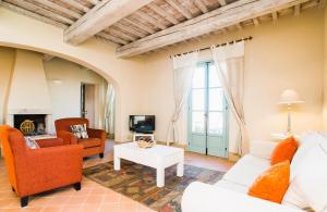 sala de estar con muebles y chimenea en Luxury Apartment in Siena Resort, en Trequanda