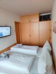 Postel nebo postele na pokoji v ubytování Apartment Brockenblick mit tollen Blick und Schwimmbad + 14 fotografií