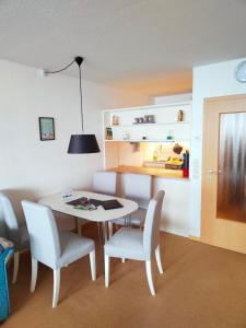 Posezení v ubytování Apartment Brockenblick mit tollen Blick und Schwimmbad