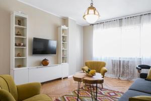 sala de estar con TV y sofá en Central Park Apartments, en Belgrado