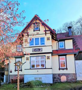 une grande maison blanche avec un toit rouge dans l'établissement Haus Fessel - Birkenkopf, à Elend