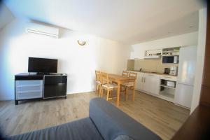 Kuchyňa alebo kuchynka v ubytovaní VÁRLAK VENDÉGHÁZ Apartman 2 + 11 fotografií