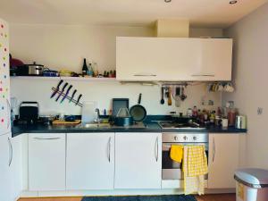 Majoituspaikan Penthouse Private Room - TOP RATED - GREAT LOCATION keittiö tai keittotila