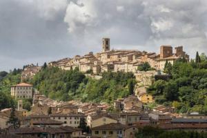 una ciudad en la cima de una colina con casas en CASTELLO - Home Sweet Home Tuscany, en Colle Val D'Elsa