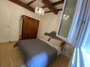 um quarto com uma cama e um lustre em Il cortile tra i portici em Bolonha
